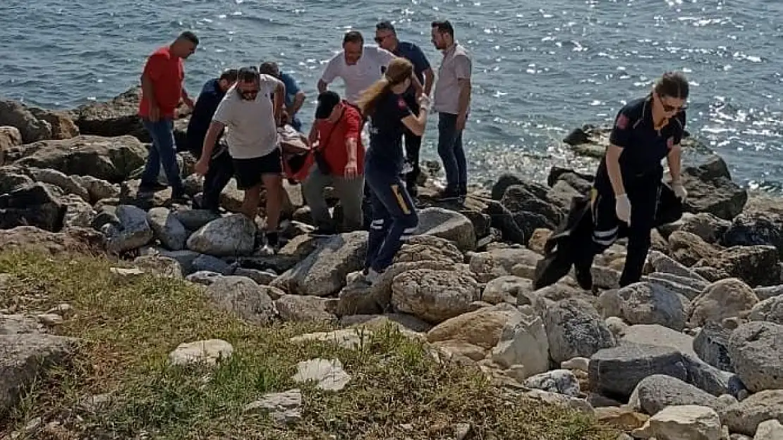 Kayalıklardan düştü, boğulma tehlikesi geçirdi