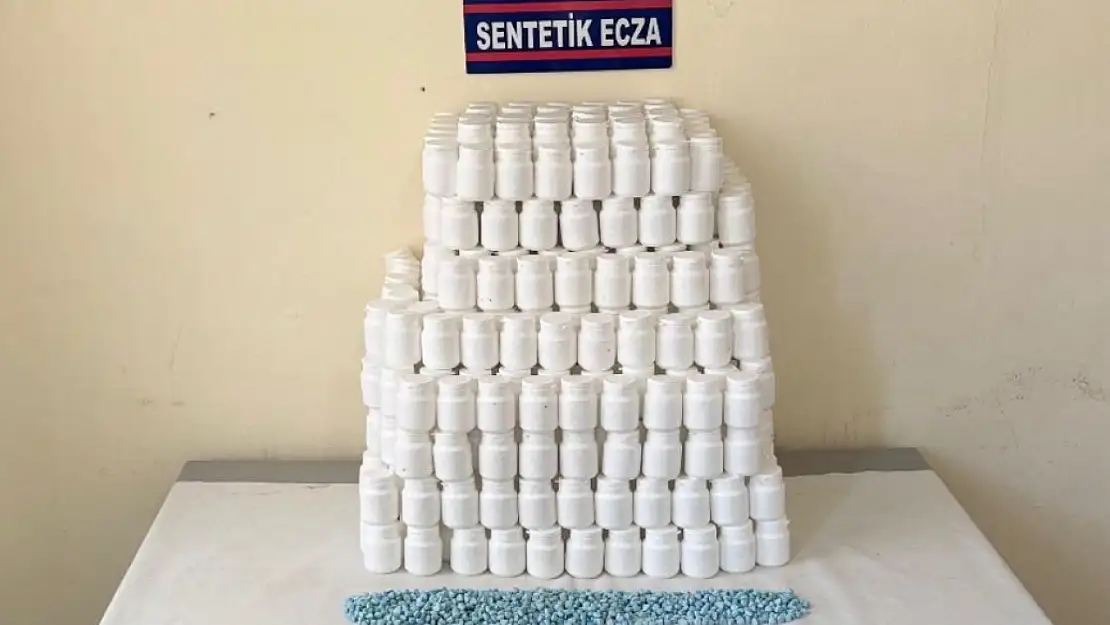 Kayalıkta ve çalılar arasında uyuşturucu deposu çıktı