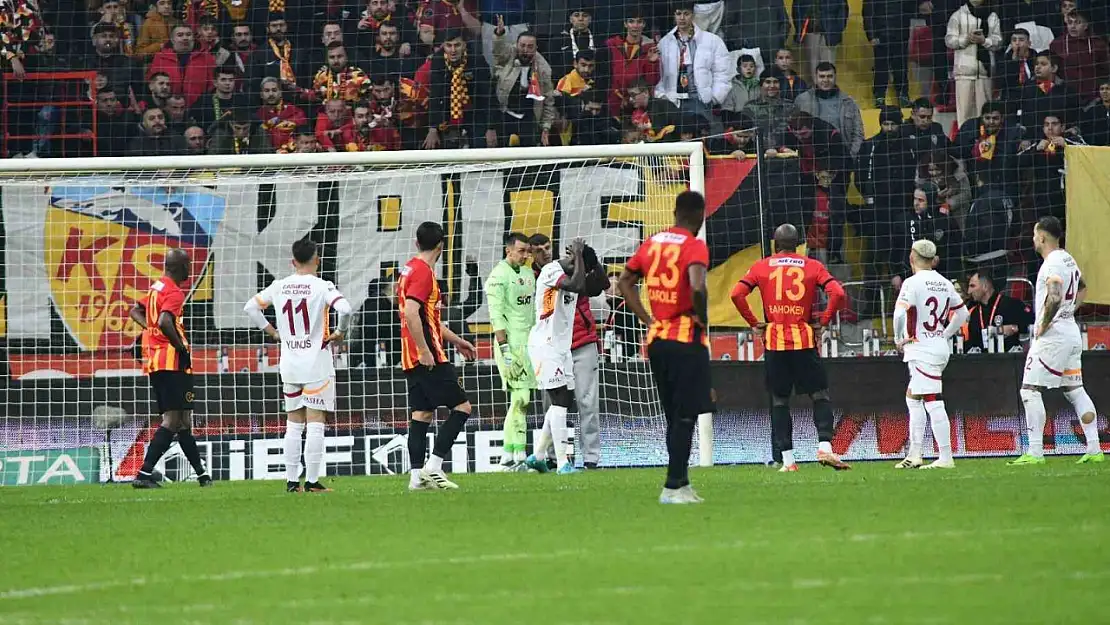 Kayserispor-Galatasaray Maçında Taraftar Sahaya İndi