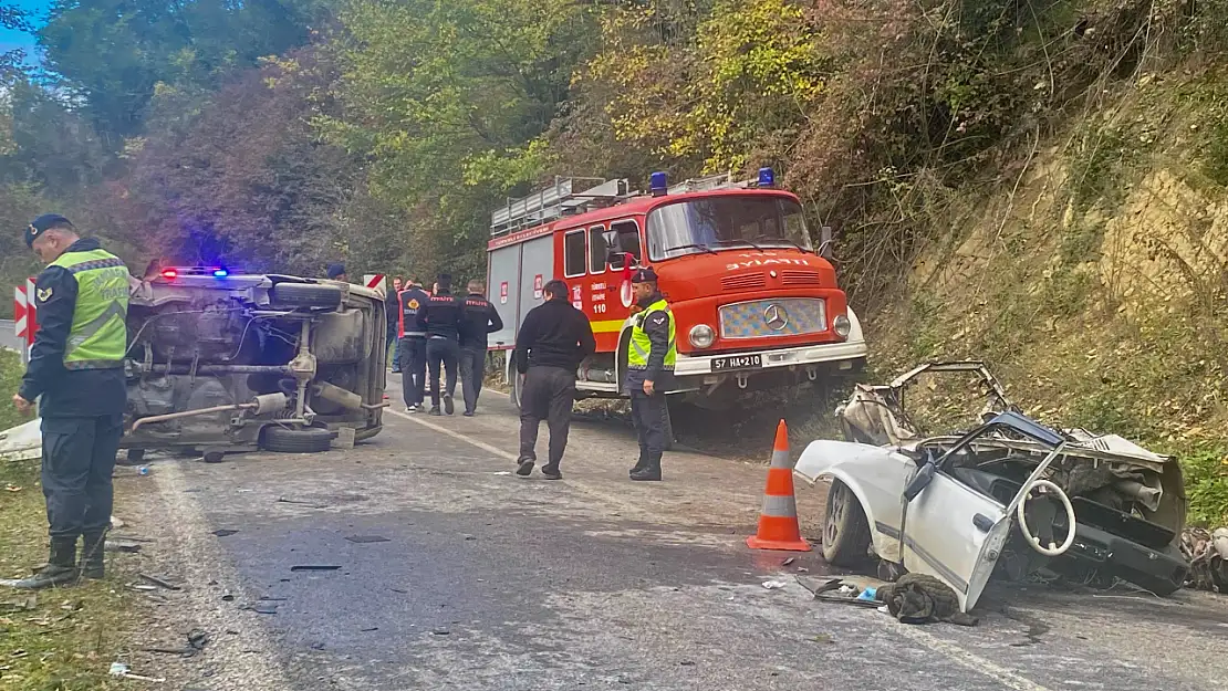 Kaza sonucu otomobil ikiye bölündü