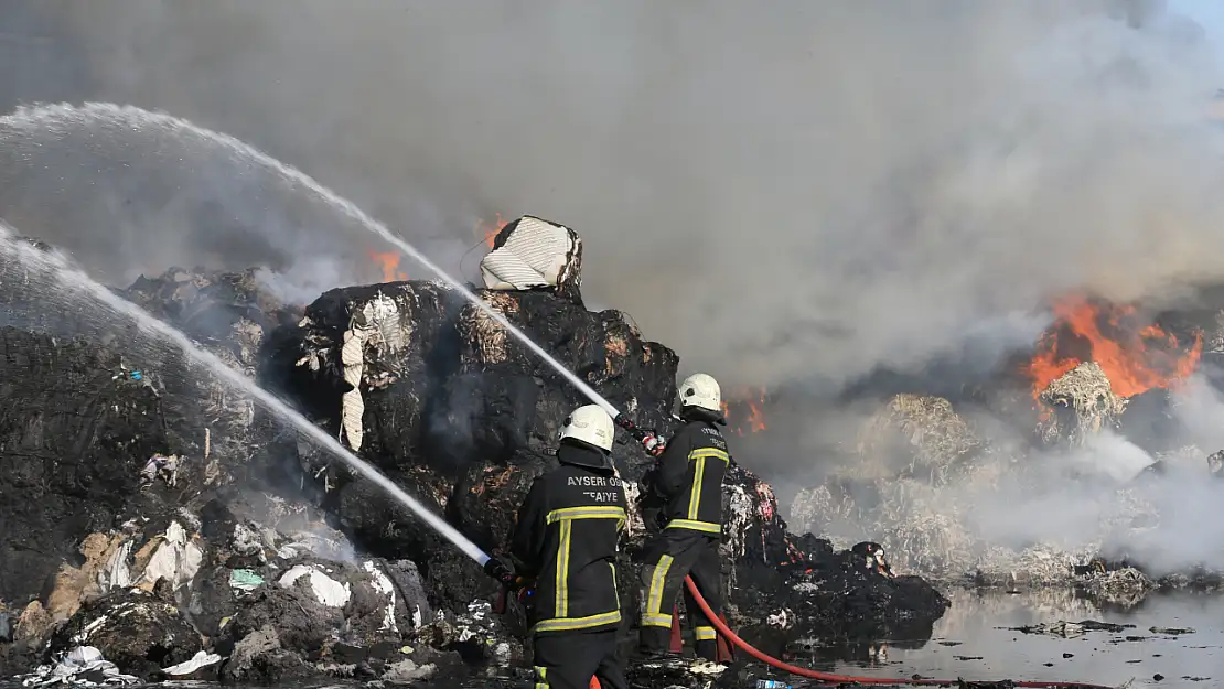 Keçe fabrikasında yangın çıktı, ortalık savaş alanına döndü