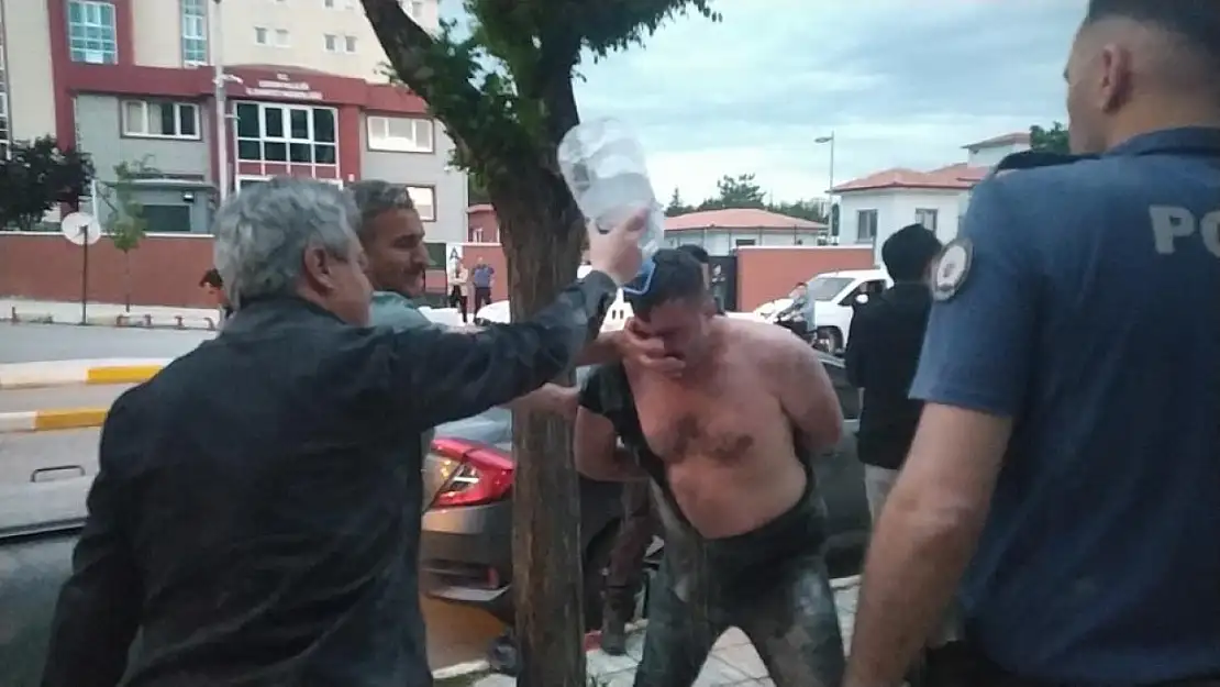  Kendini yakmaya çalışan şahsı polis böyle kurtardı