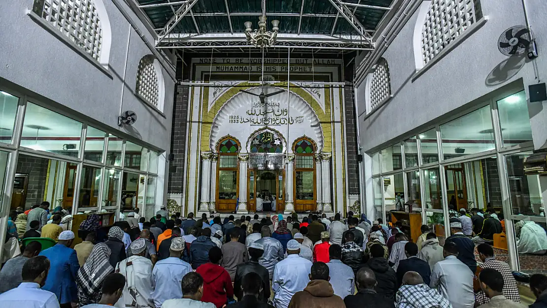 Kenya'da yaşayan Müslümanlar, Kadir Gecesi'ni idrak etmek için cami avlusunda toplandı