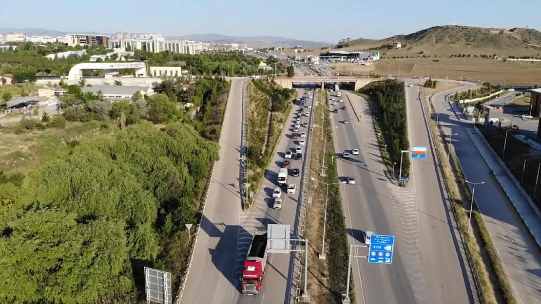 Kilit kavşakta bayram trafiği yoğunluğu