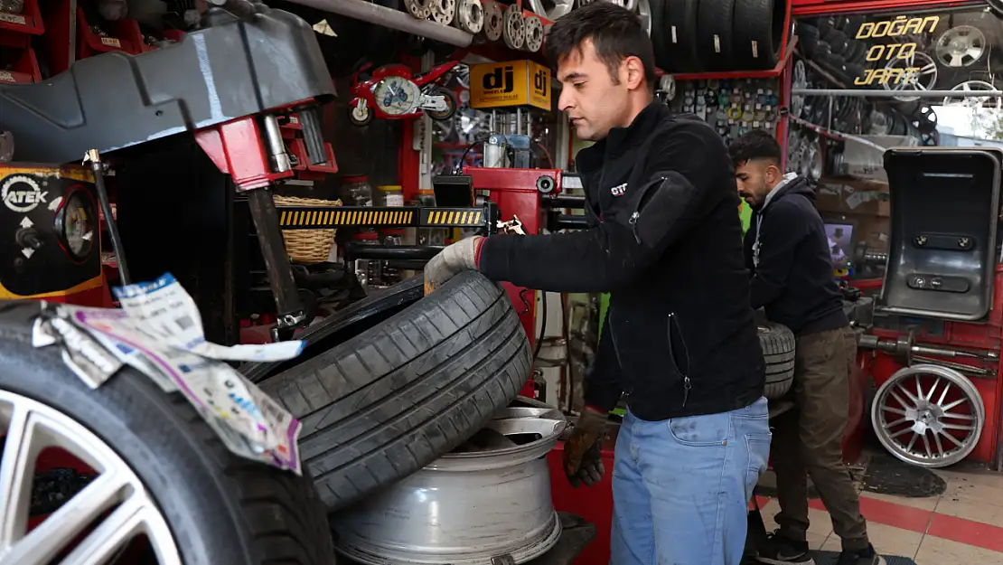 Kış lastiği uygulaması o tarihte zorunlu olacak: Konyalı lastikçiler uyardı, kullanımı 5 yıllı aşmamalı!