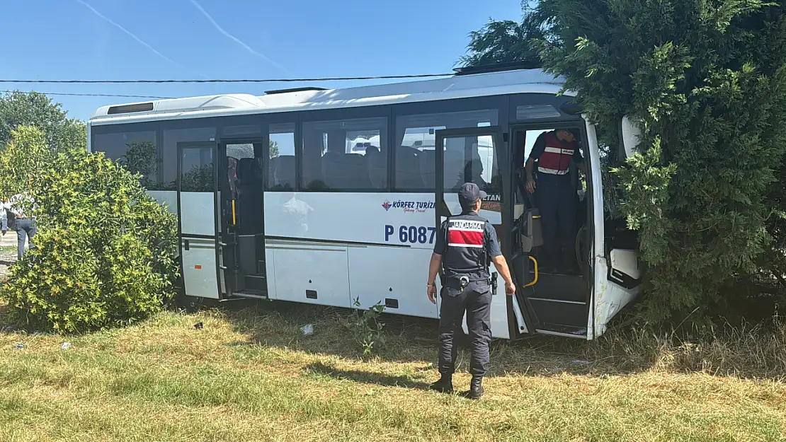 Kocaeli'nde tır ile servis minibüsü çarpıştı: 12 kişi yaralandı