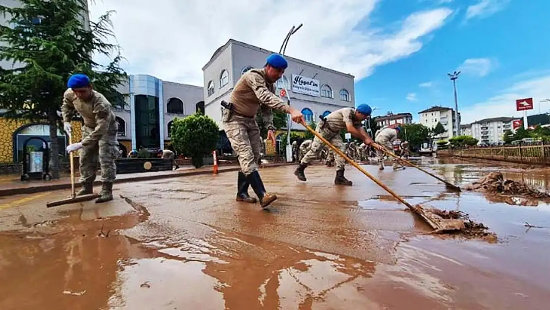 Komandolar, Bartın'da temizlik için kolları sıvadı