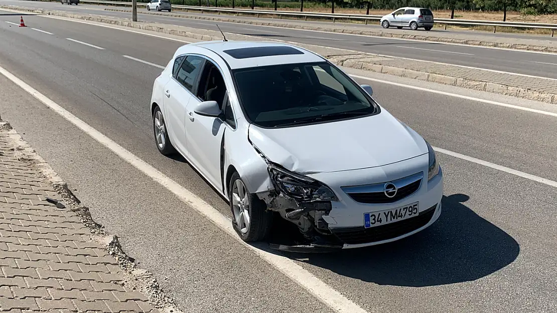 Kontrolden çıkan araç trafik levhasına çarptı!