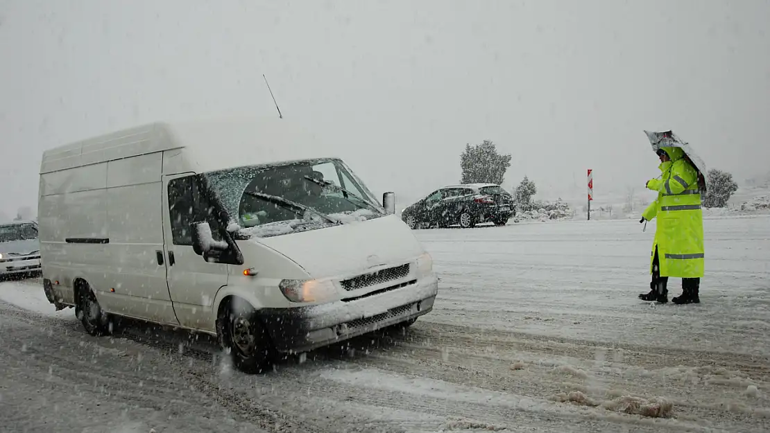 Konya-Akseki yolunda tır geçişine kar engeli