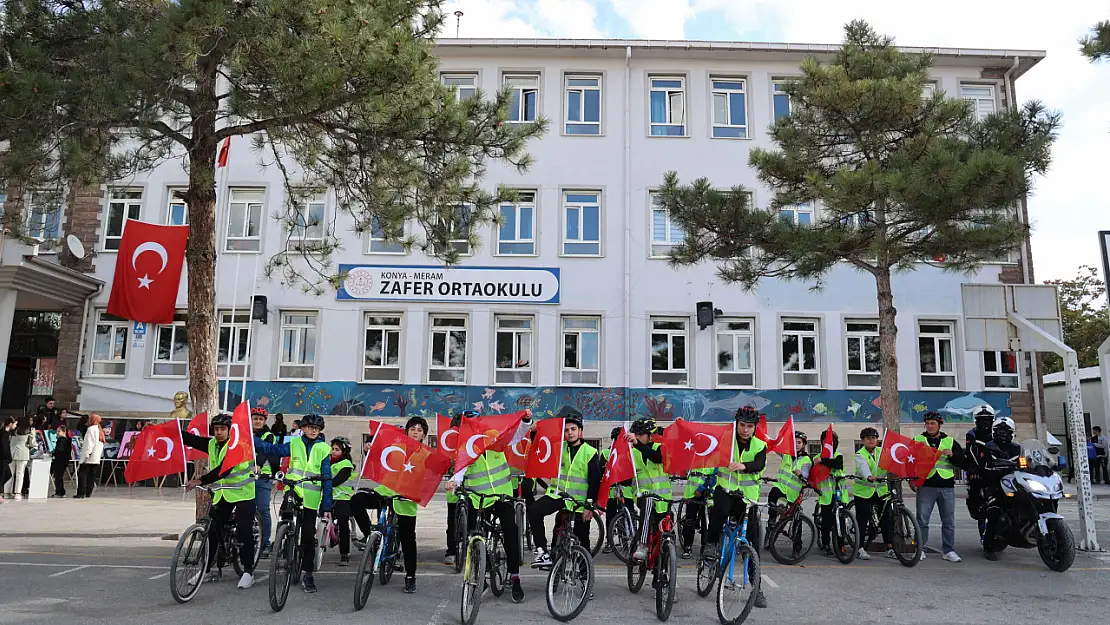 Konya Büyükşehir'in 'Güvenli Okul Yolları Projesi'nde 29 Ekim coşkusu