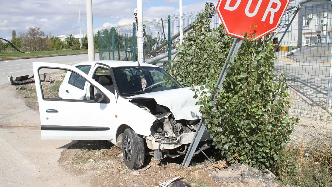 Konya'da 2 otomobil çarpıştı: 3 yaralı!