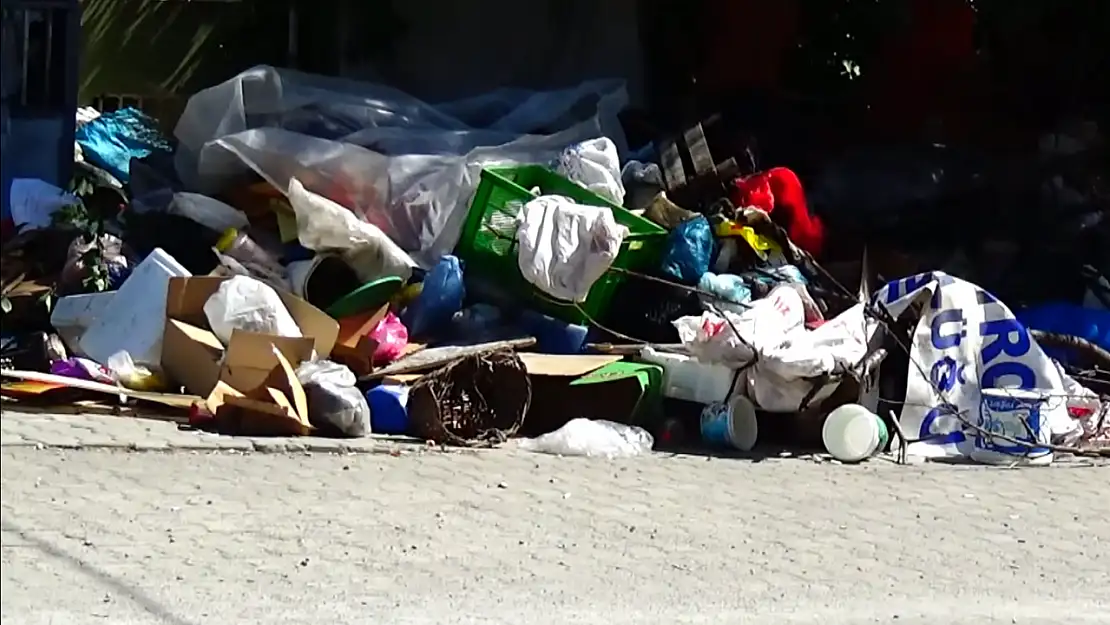 Konya'da apartman bahçesinden kamyonlarca çöp çıkarıldı