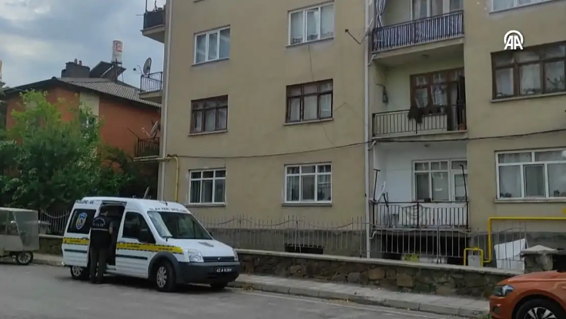 Konya'da apartmanın terasından düşen genç ağır yaralandı