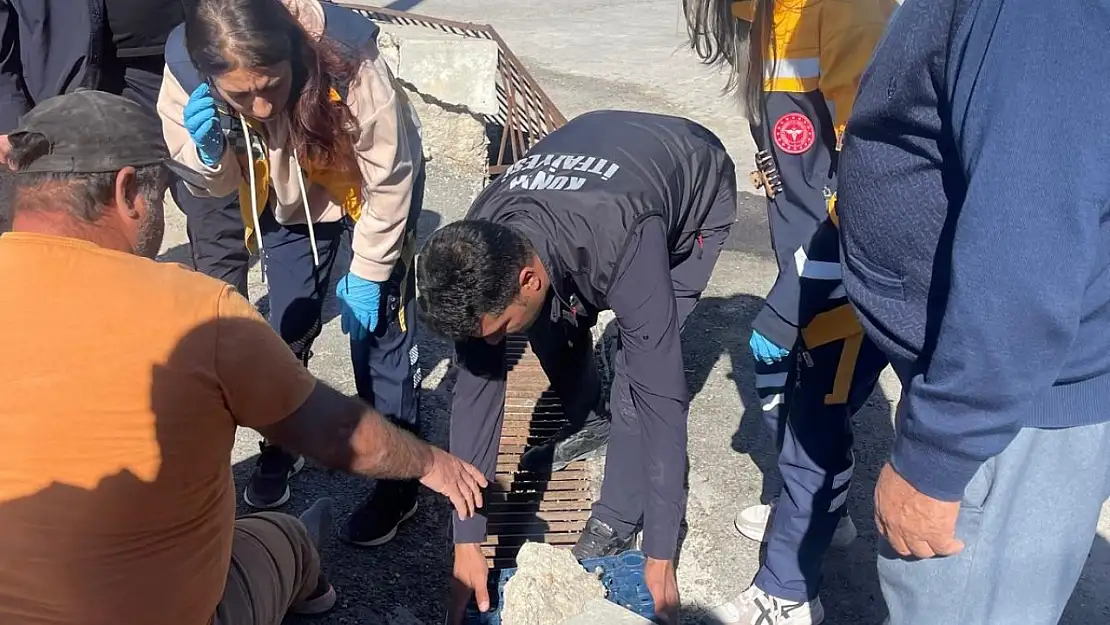 Konya'da ayağı mazgal ızgarasına sıkışan vatandaşın imdadına itfaiye yetişti!