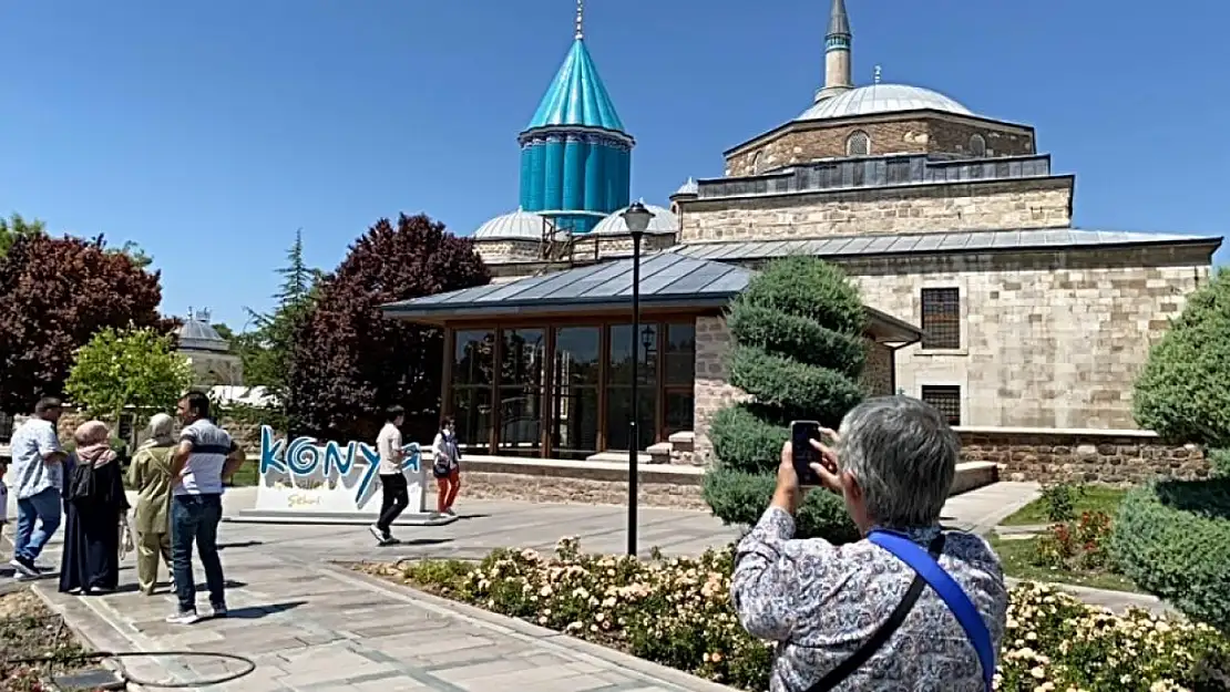 Konya'da bayramda Mevlana Müzesi'nde yoğunluk yaşandı!