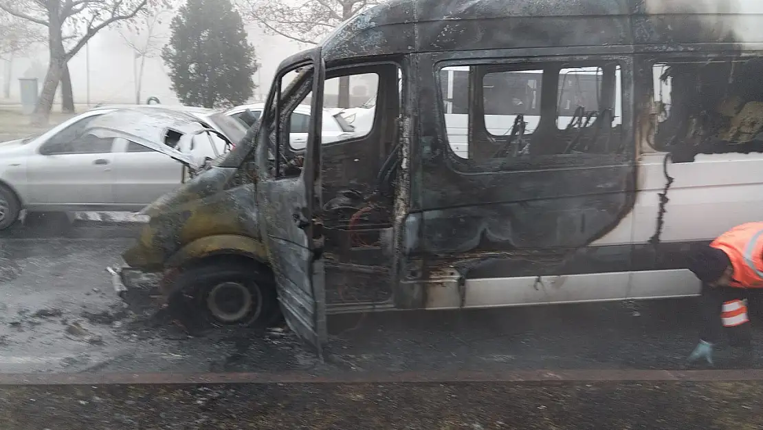 Konya'da bir minibüs seyir halindeyken alev aldı