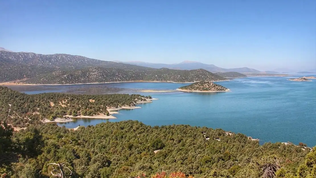 Konya'da bulunan o göldeki Hacıakif adası ziyaretçilerin ilgi odağı