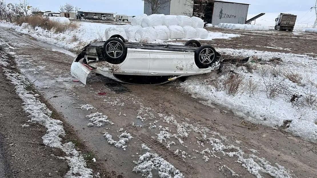 Konya'da buz tutun yollar kazaya neden oldu: 4 yaralı!