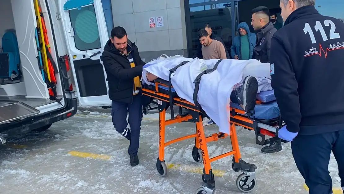 Konya'da buzlanan yolda tır devrildi: 2 yaralı