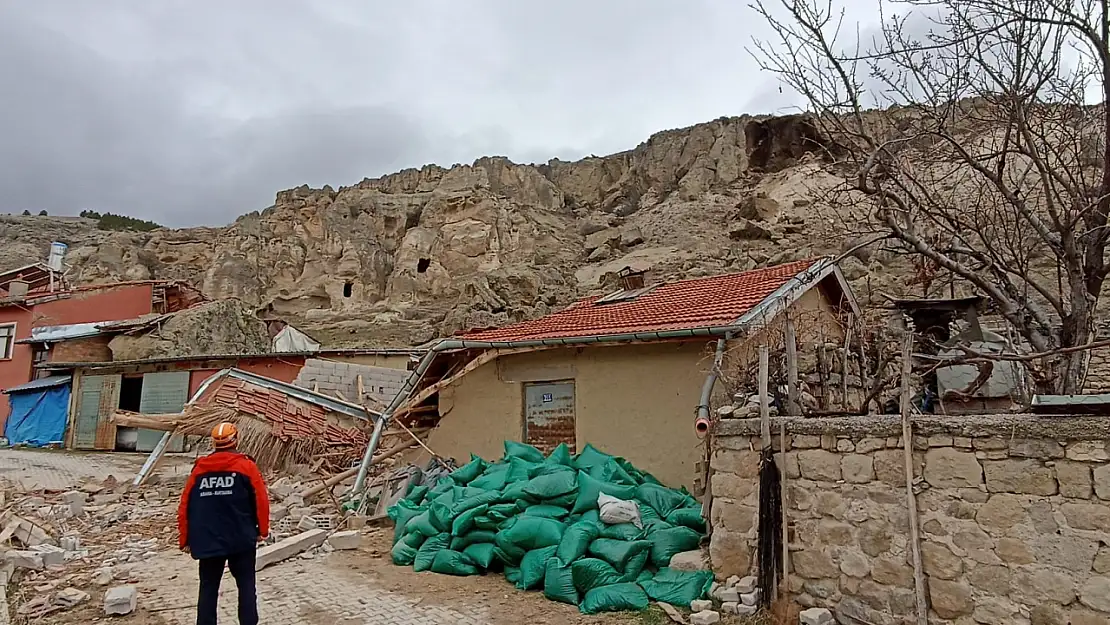 Konya'da dağdan kopan kaya parçası faciaya neden oldu!