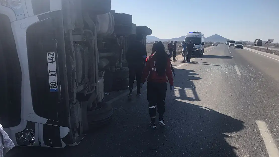 Konya'da devrilen tırın sürücüsü yaralandı