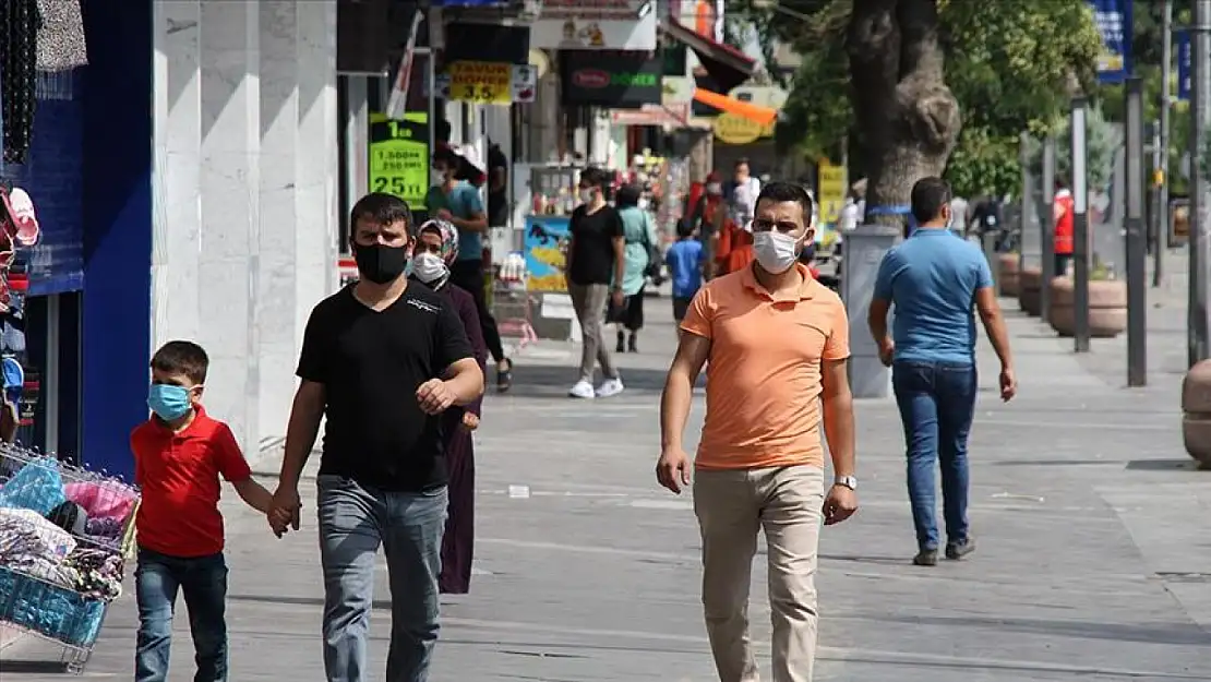 Konya'da dükkan önünü yıkayan esnafın başına beton düştü