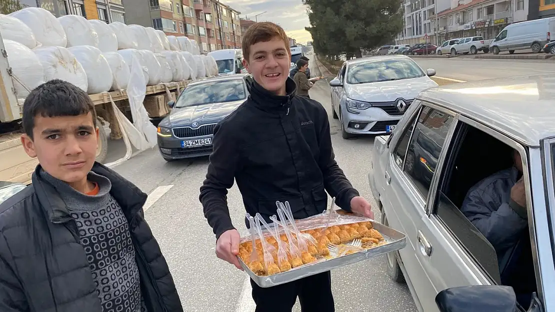 Konya'da Esed rejiminin son bulması sebebiyle baklava dağıtıldı