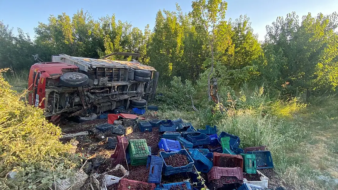 Konya'da feci kaza! Kiraz yüklü kamyonet işte böyle devrildi