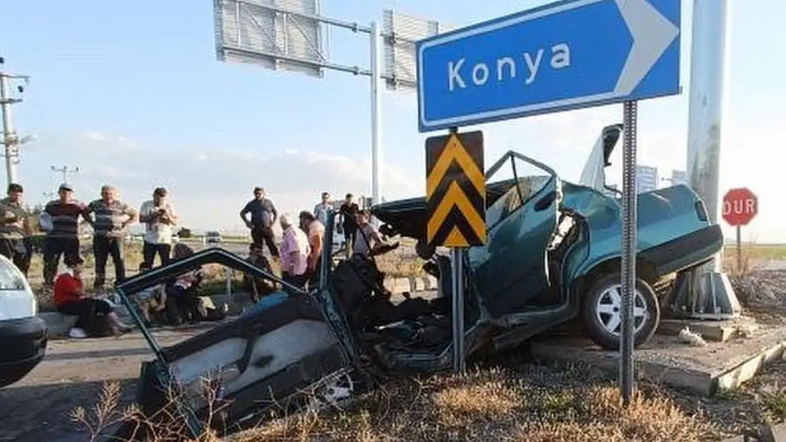 Konya'da feci kaza! Otomobil parçalara ayrıldı