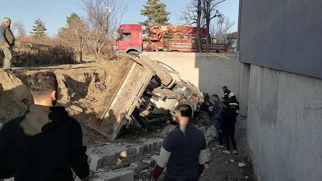 Konya'da feci olay! Devrilen kepçenin altında kaldı!