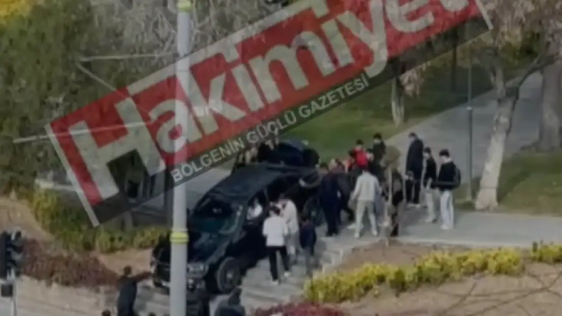 Konya'da film sahnelerini aratmayan olay: Araç merdivenlerde asılı kaldı!