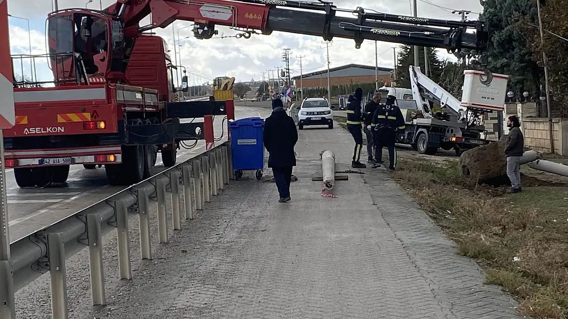 Konya'da fırtına yıktı geçti: Elektrik direğini yerinden söktü!