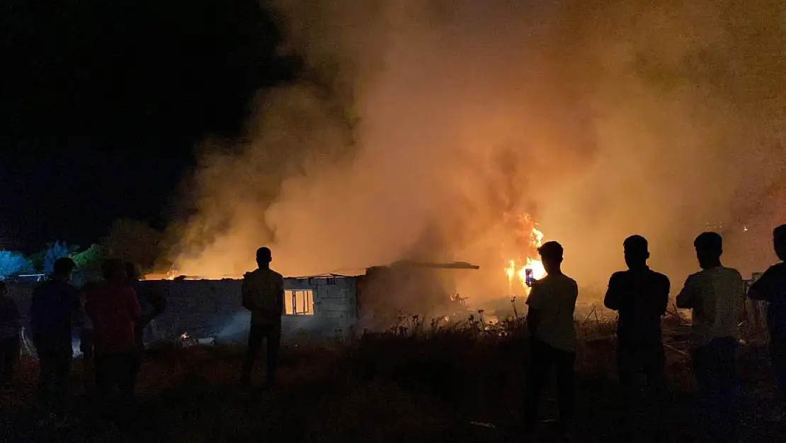 Konya'da, geceyi gündüze çeviren felaket gibi yangın!