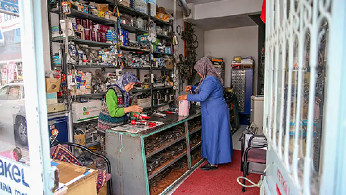 Konya'da gelinle kaynana elektrikli ev aletlerini tamir ediyor!