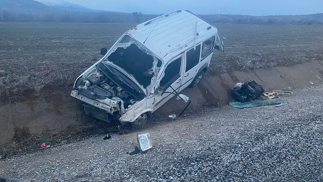 Konya'da hafif ticari araç devrildi: 2 yaralı