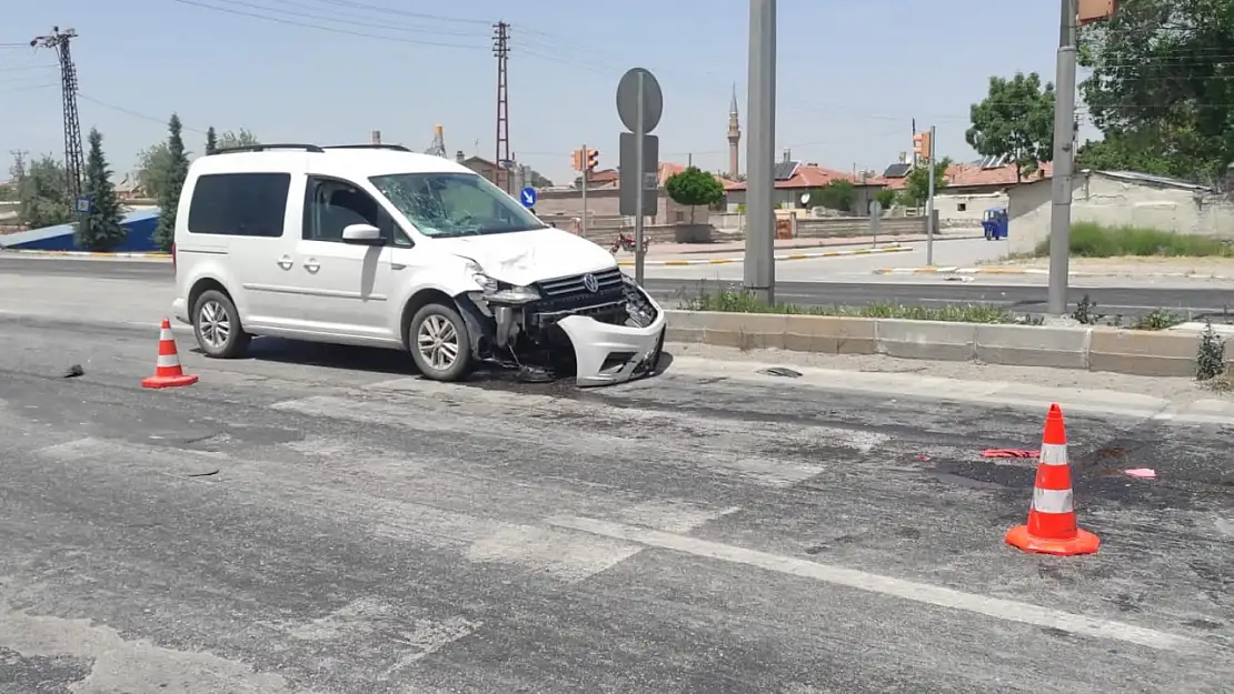 Konya'da hafif ticari araç elektrikli bisikletle çarpıştı: 2 yaralı