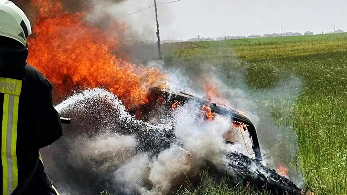 Konya'da hareket halindeki otomobil alev alev yandı