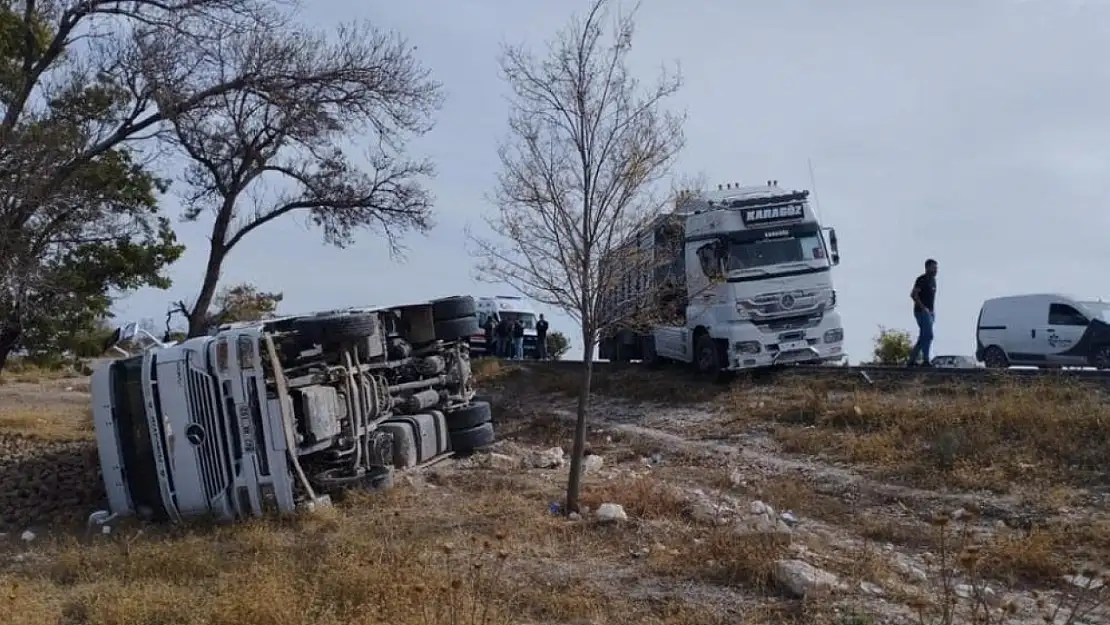 Konya'da iki tır çarpıştı!.. Tır yoldan çıkarak şarampole yuvarlandı!