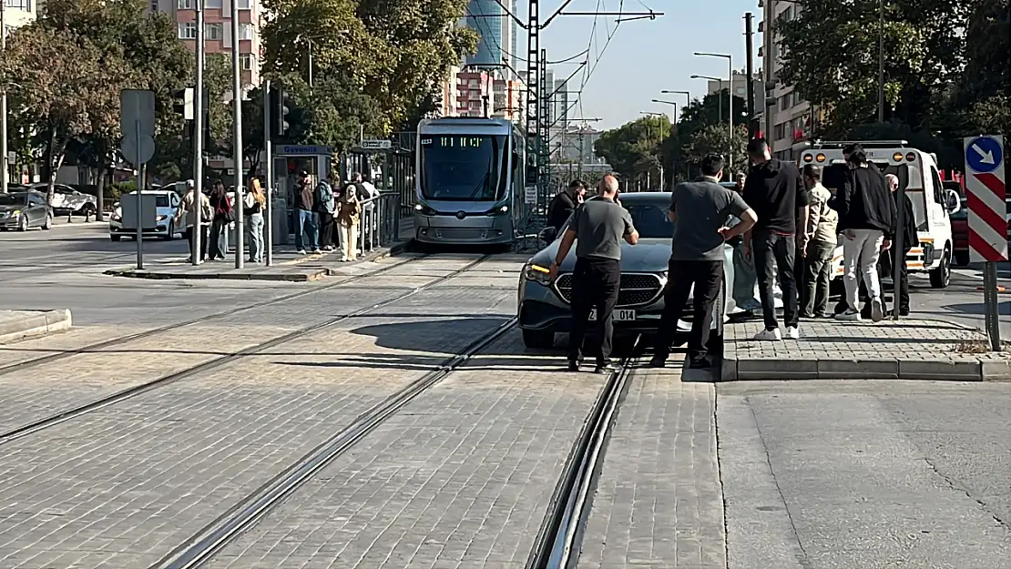 Konya'da ilginç kaza! Kilitlenen otomobil tramvayları durdurdu