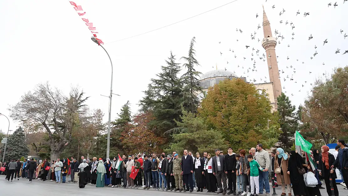 Konya'da insan zinciri oluşturan grup, İsrail'in Gazze'ye saldırılarına tepki gösterdi!