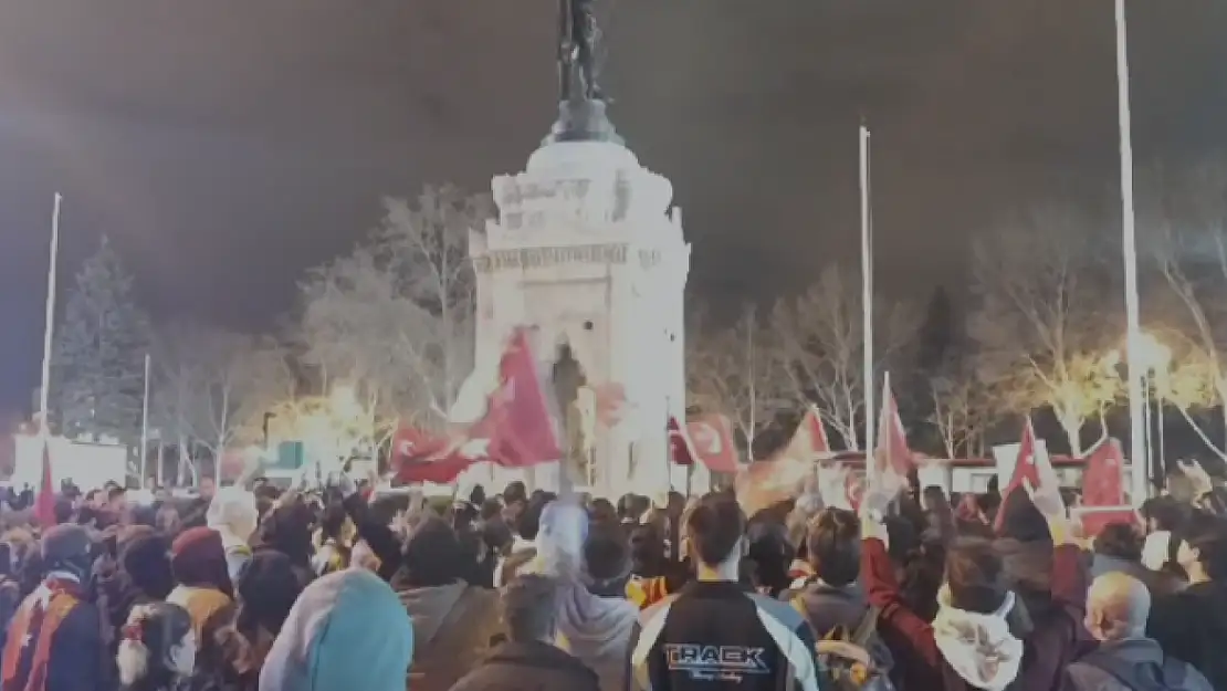 Konya'da İstiklal Marşı ve Nutuk ile protesto!
