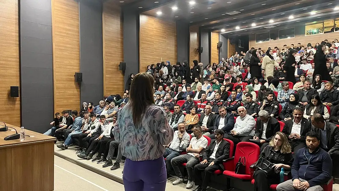 Konya'da kadına yönelik şiddet ve erken yaşta zorla evliliklerle mücadele semineri verildi