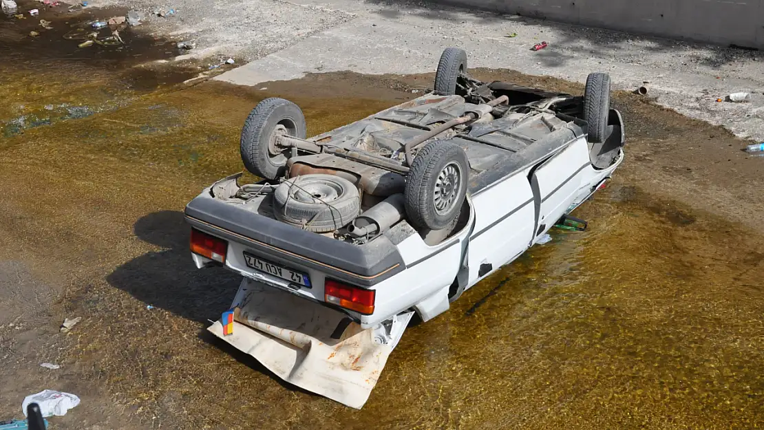 Konya'da kanala düşen otomobildeki 2 kişi yaralandı