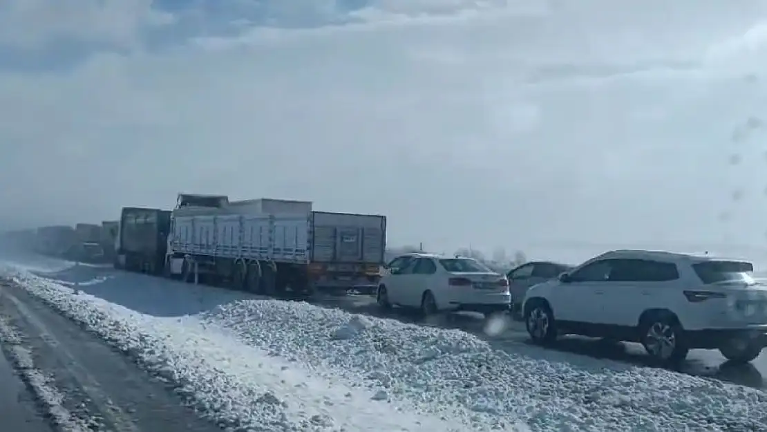 Konya'da kar, tipi ve buzlanma ulaşımı aksatıyor