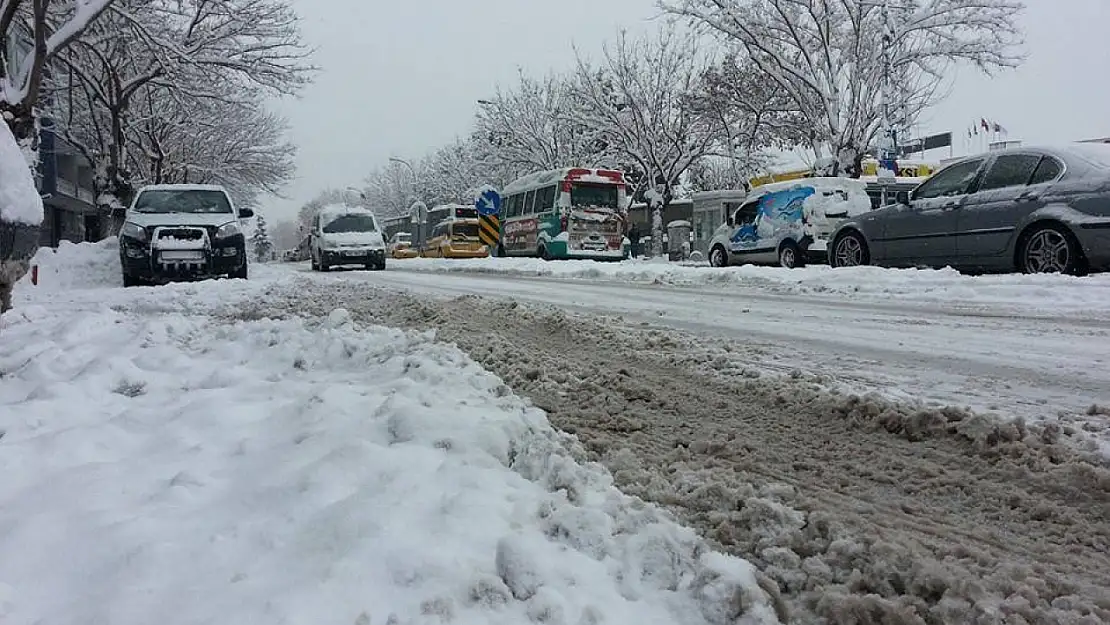 Konya'da kar yağışı nedeniyle vatandaşların sorun yaşadığı bazı yollar açıldı