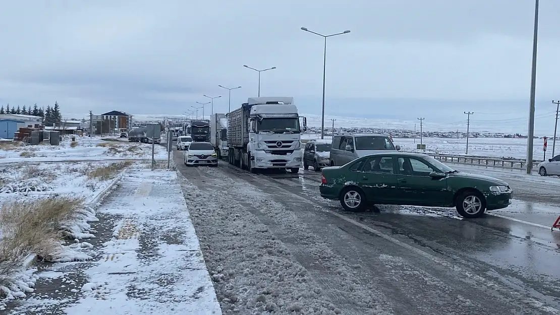 Konya'da kar yağışı ve tipi ulaşımı etkiliyor