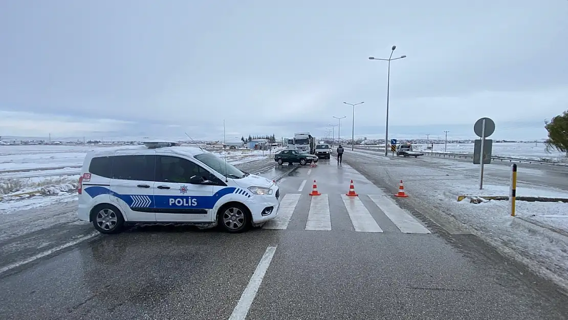 Konya'da kar yağışı ve tipi ulaşımı etkiliyor