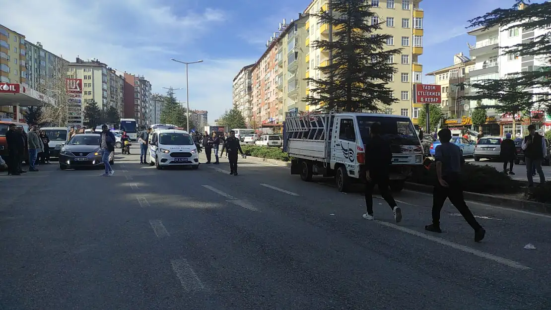 Konya'da karşıdan karşıya geçmek isteyen karı koca kamyonetin altında kaldı