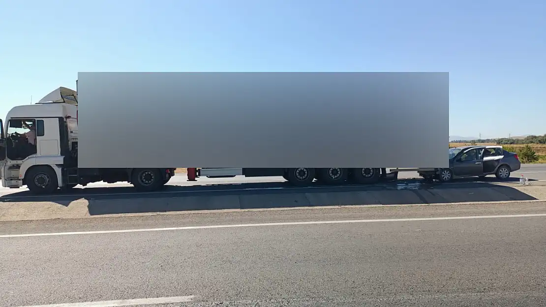 Konya'da trafik kazası! Allah korudu! Otomobil tıra çarptı!