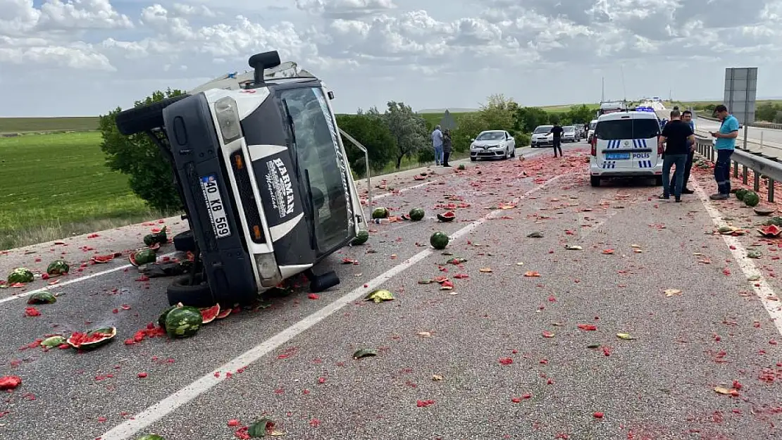 Konya'da kaza: Kamyonet devrildi, karpuzlar yola saçıldı! Yaralılar var!